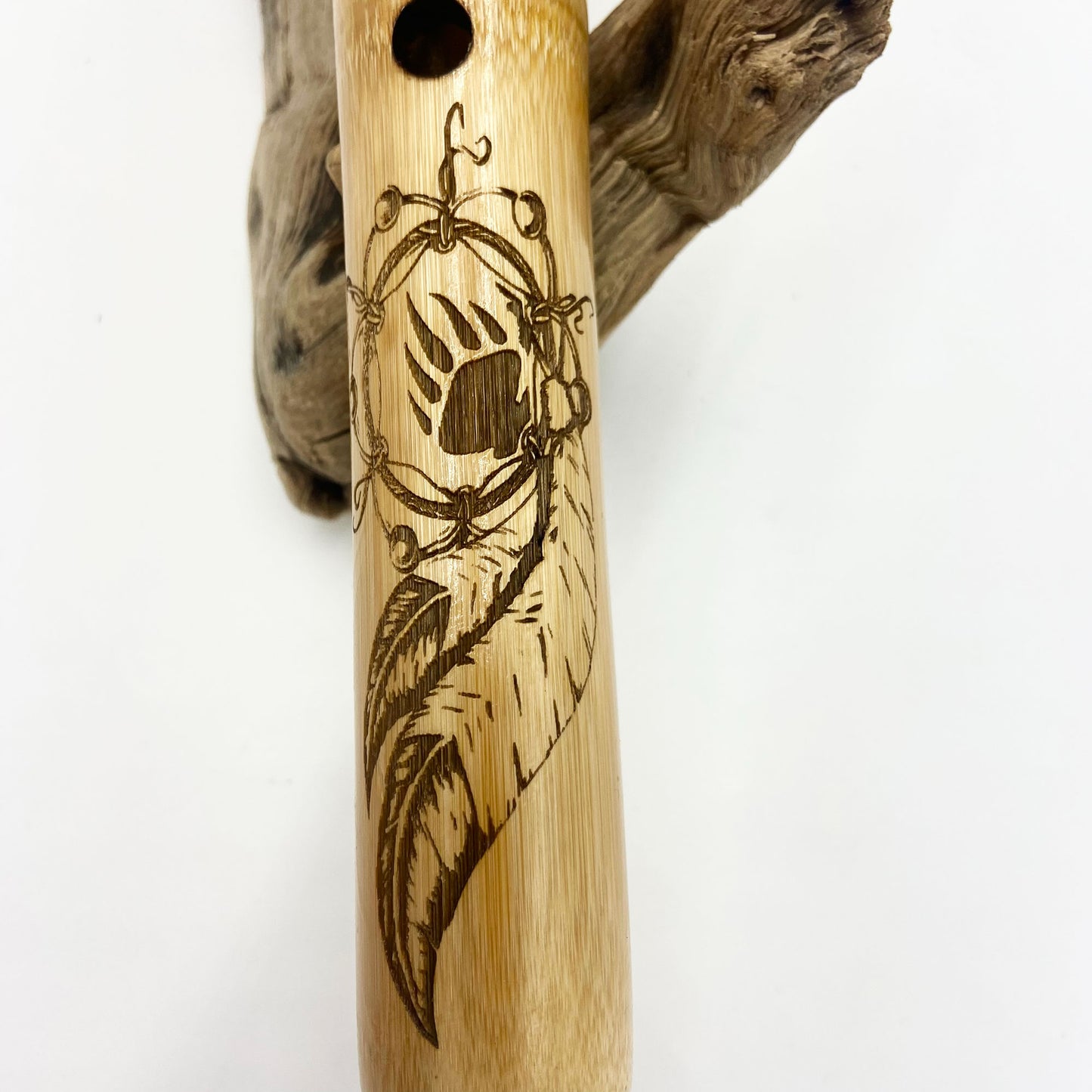 Flûte Native Américaine F# 432Hz en Bambou – Gravure Ours et Plumes