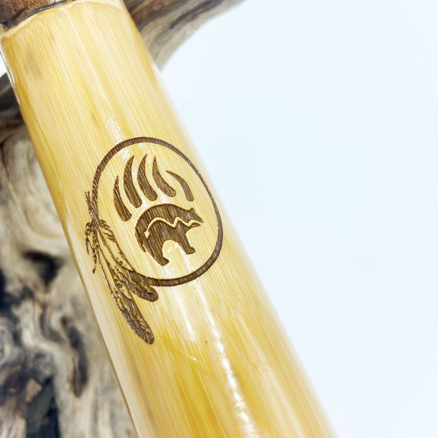 Flûte Native Américaine F# 432Hz en Bambou – Gravure Ours et Plumes