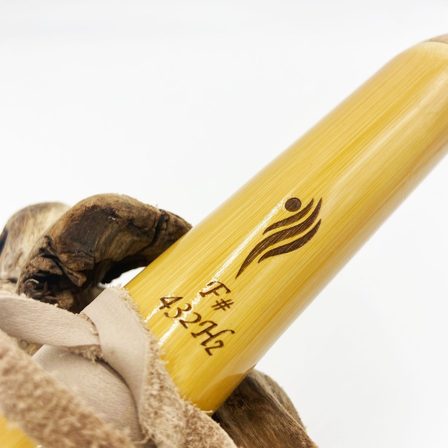 Flûte Native Américaine F# 432Hz en Bambou – Gravure Ours et Plumes