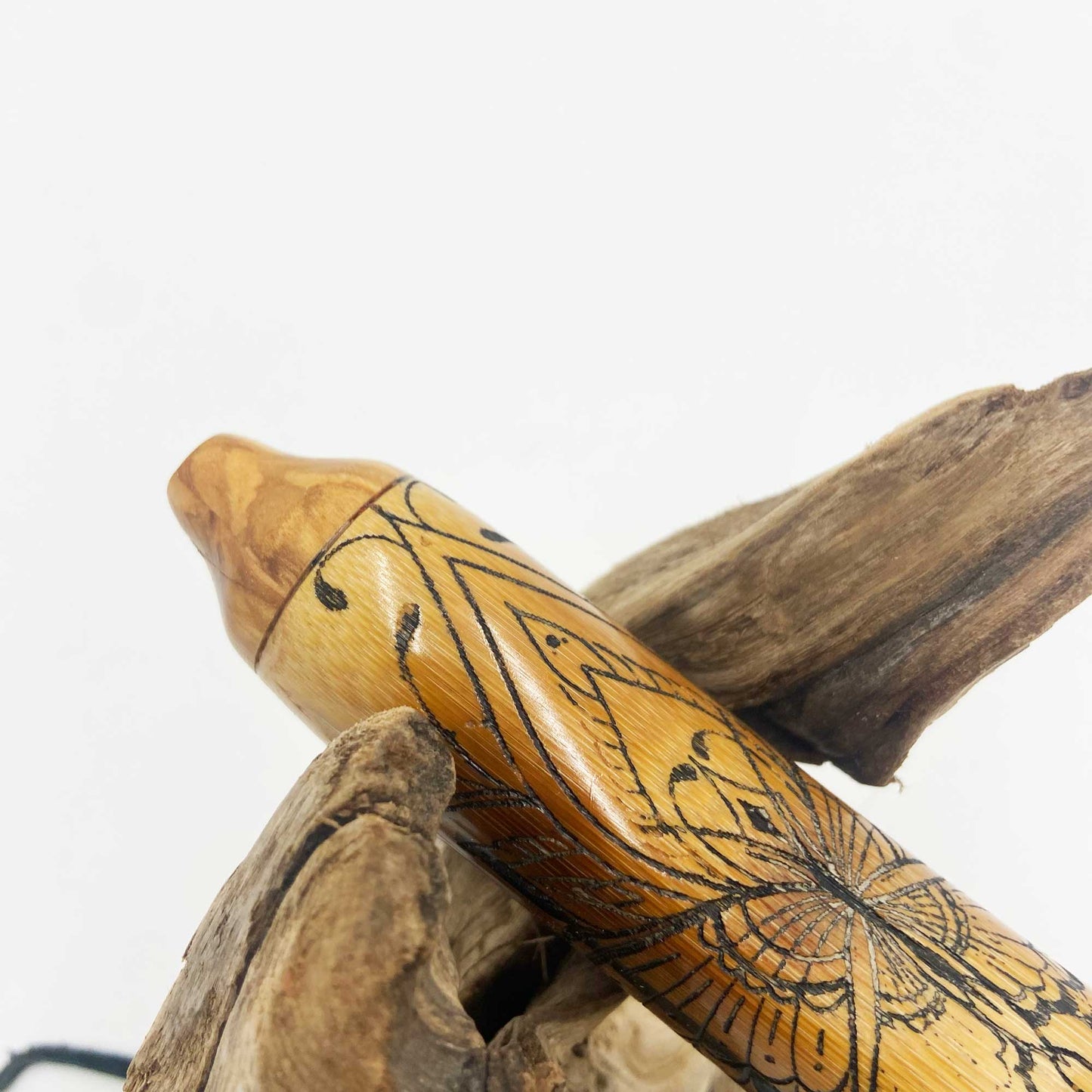 Flûte amérindienne en bambou Mi 432Hz gravée d’un attrape-rêve, papillon et lotus, avec totem en noyer et lacet cuir noir.