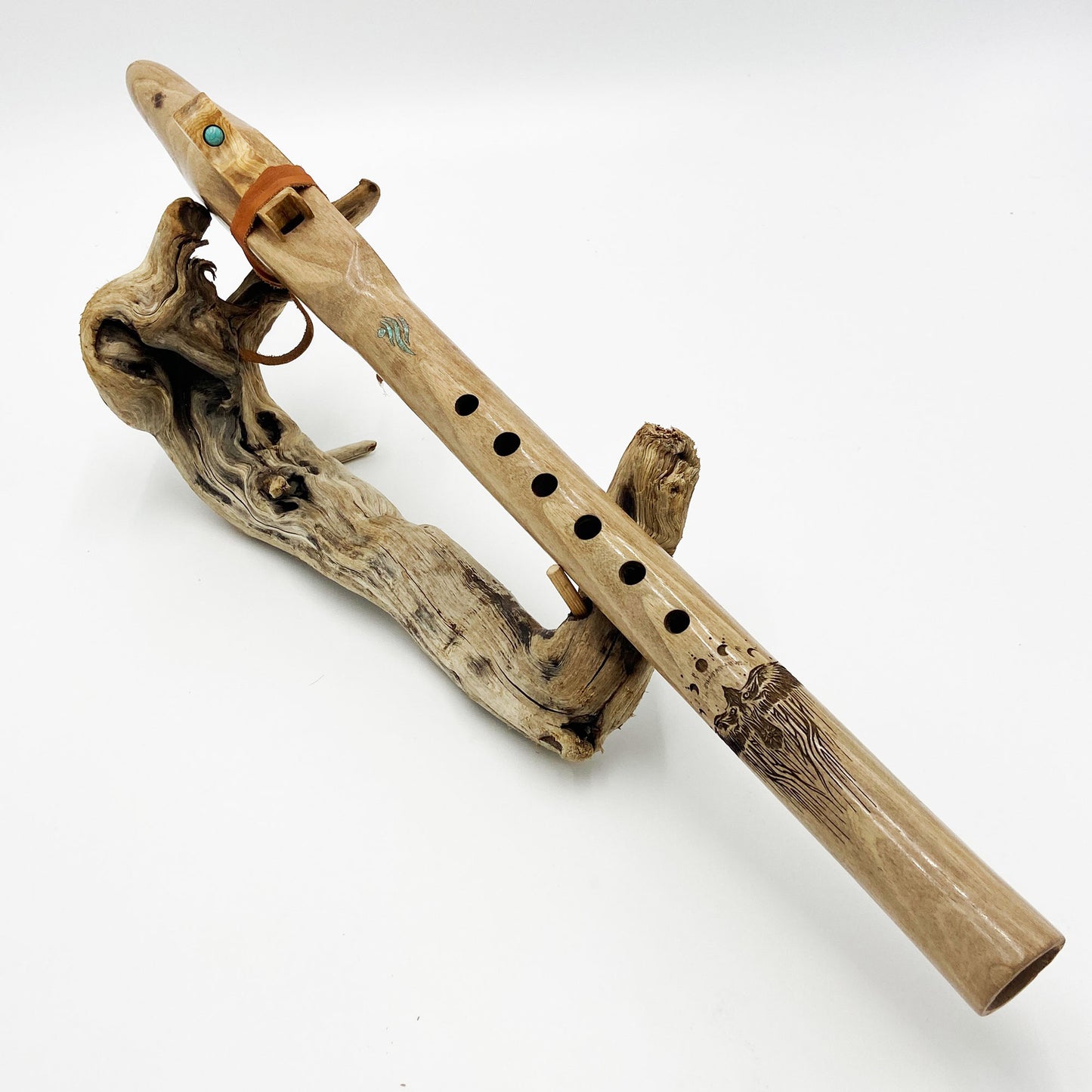 flute amérindienne en bois de noyer turquoise incrustée