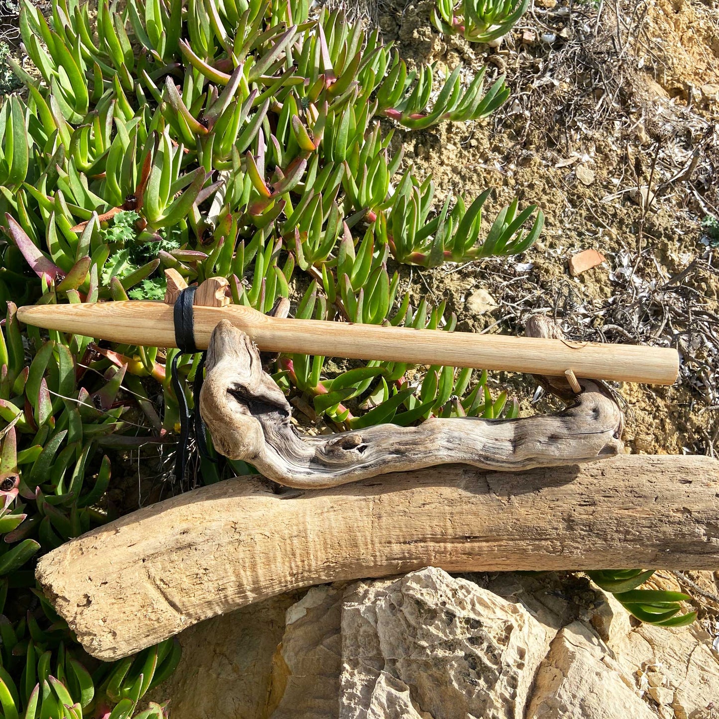 flute amérindienne en bois avec patte de loup