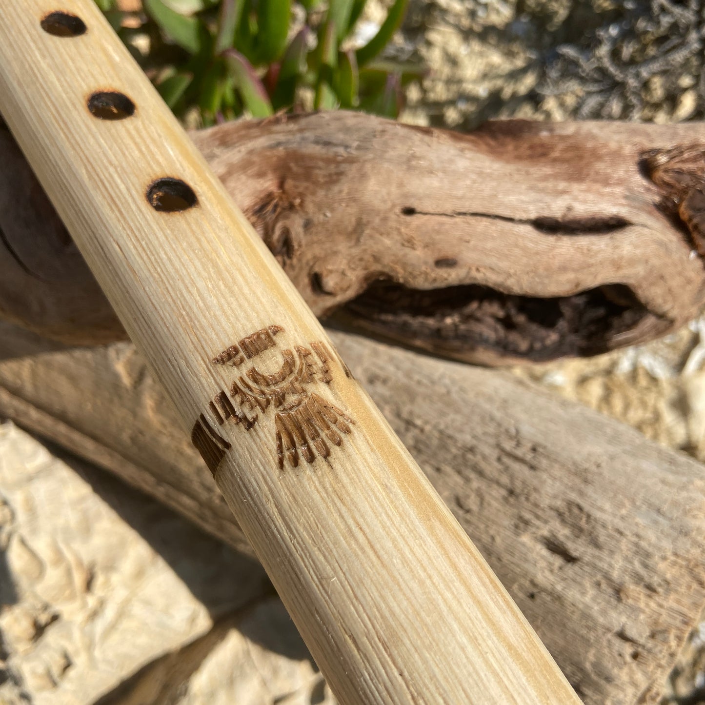 flute amérindienne en bois de pin avec aigle