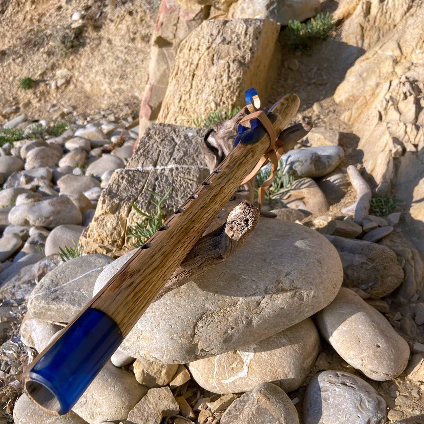 Flûte amérindienne artisanale en chêne et résine bleue G# 432Hz