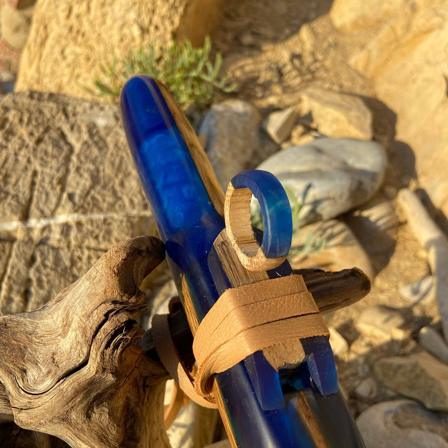 Flûte amérindienne artisanale en chêne et résine bleue G# 432Hz