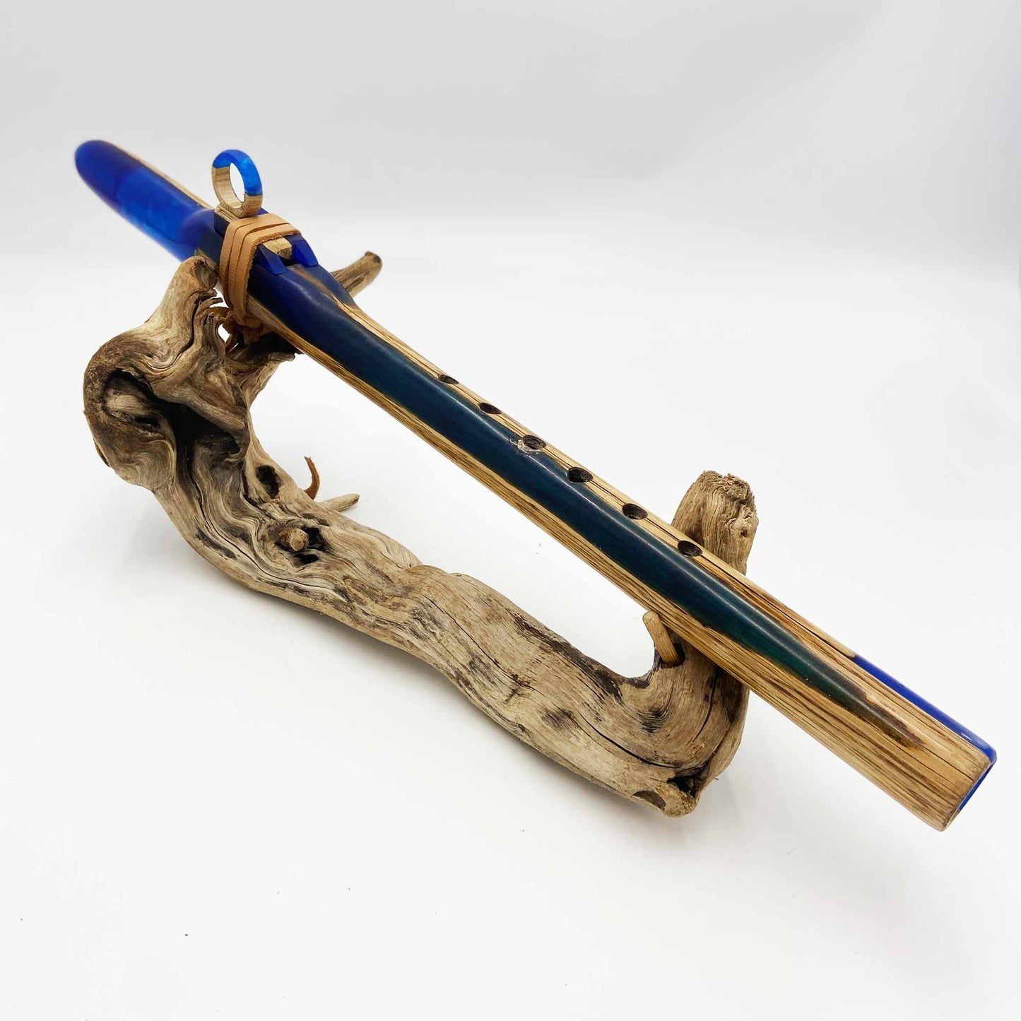 Flûte amérindienne artisanale en chêne et résine bleue G# 432Hz