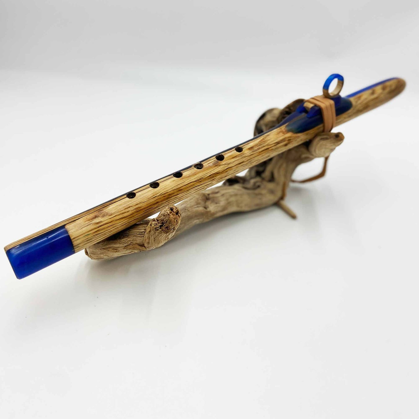 Flûte amérindienne artisanale en chêne et résine bleue G# 432Hz