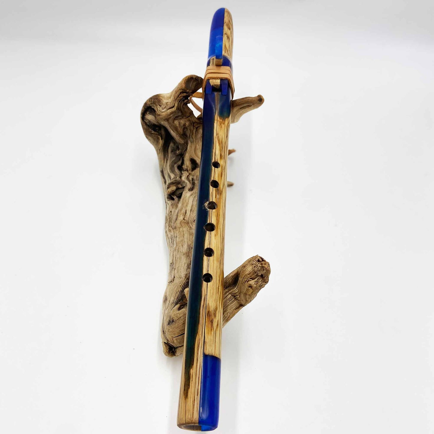 Flûte amérindienne artisanale en chêne et résine bleue G# 432Hz