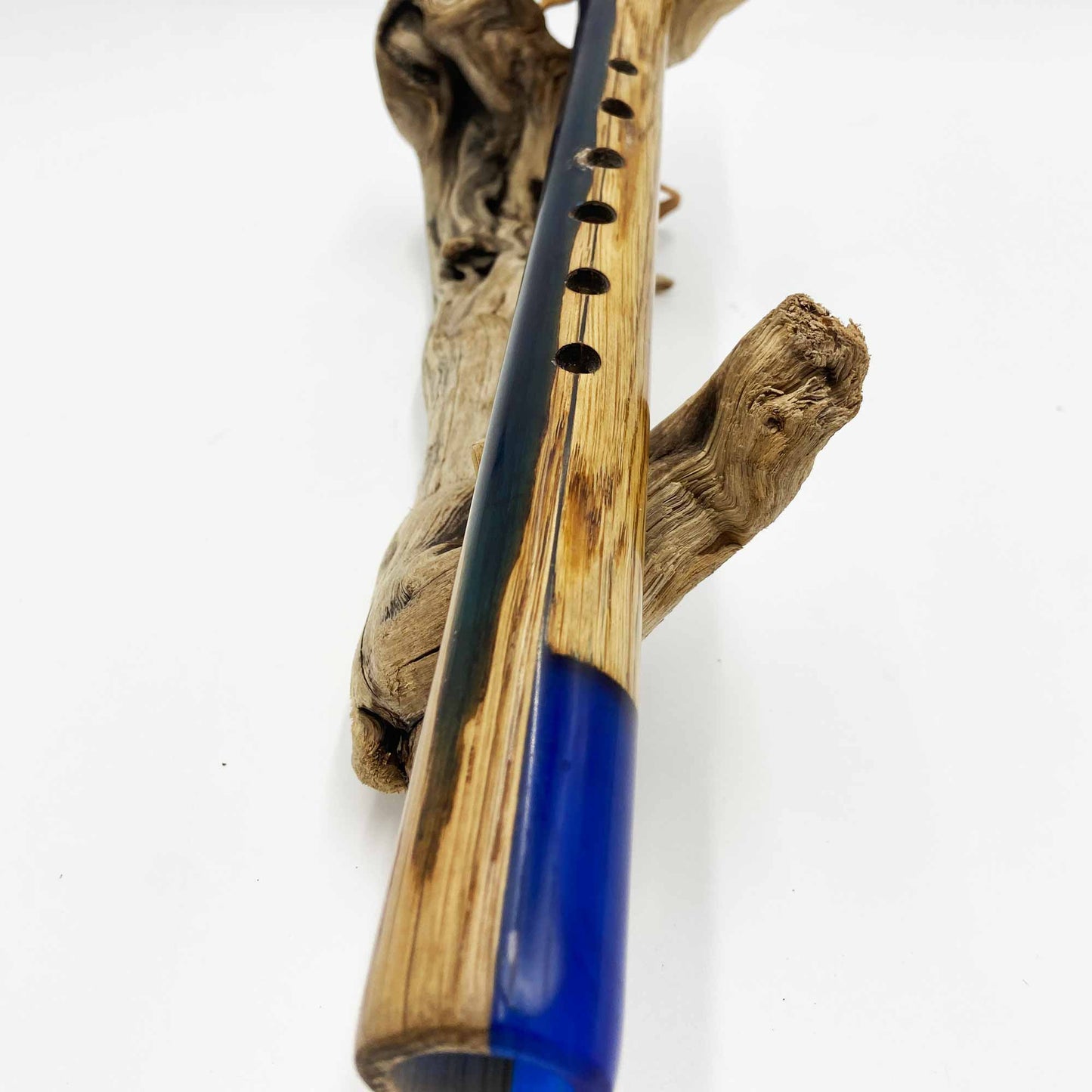 Flûte amérindienne artisanale en chêne et résine bleue G# 432Hz