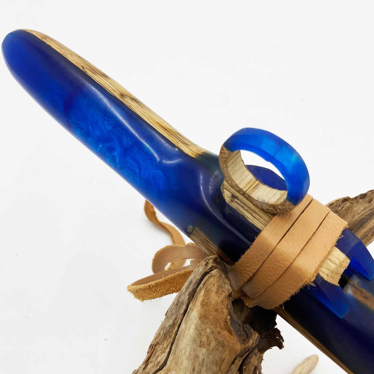 Flûte amérindienne artisanale en chêne et résine bleue G# 432Hz