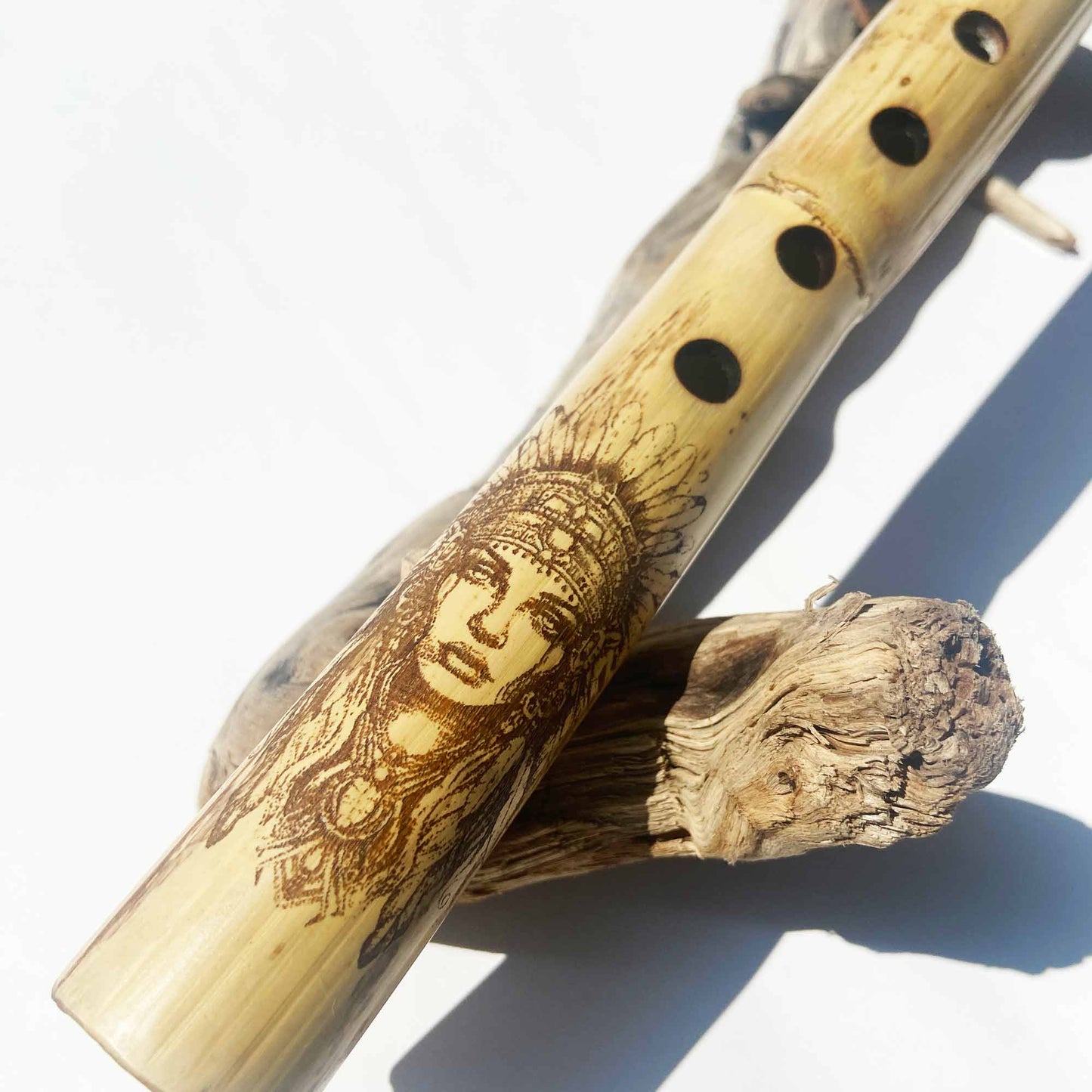 Flûte amérindienne en canne de Provence gravée, accordée en La 432Hz