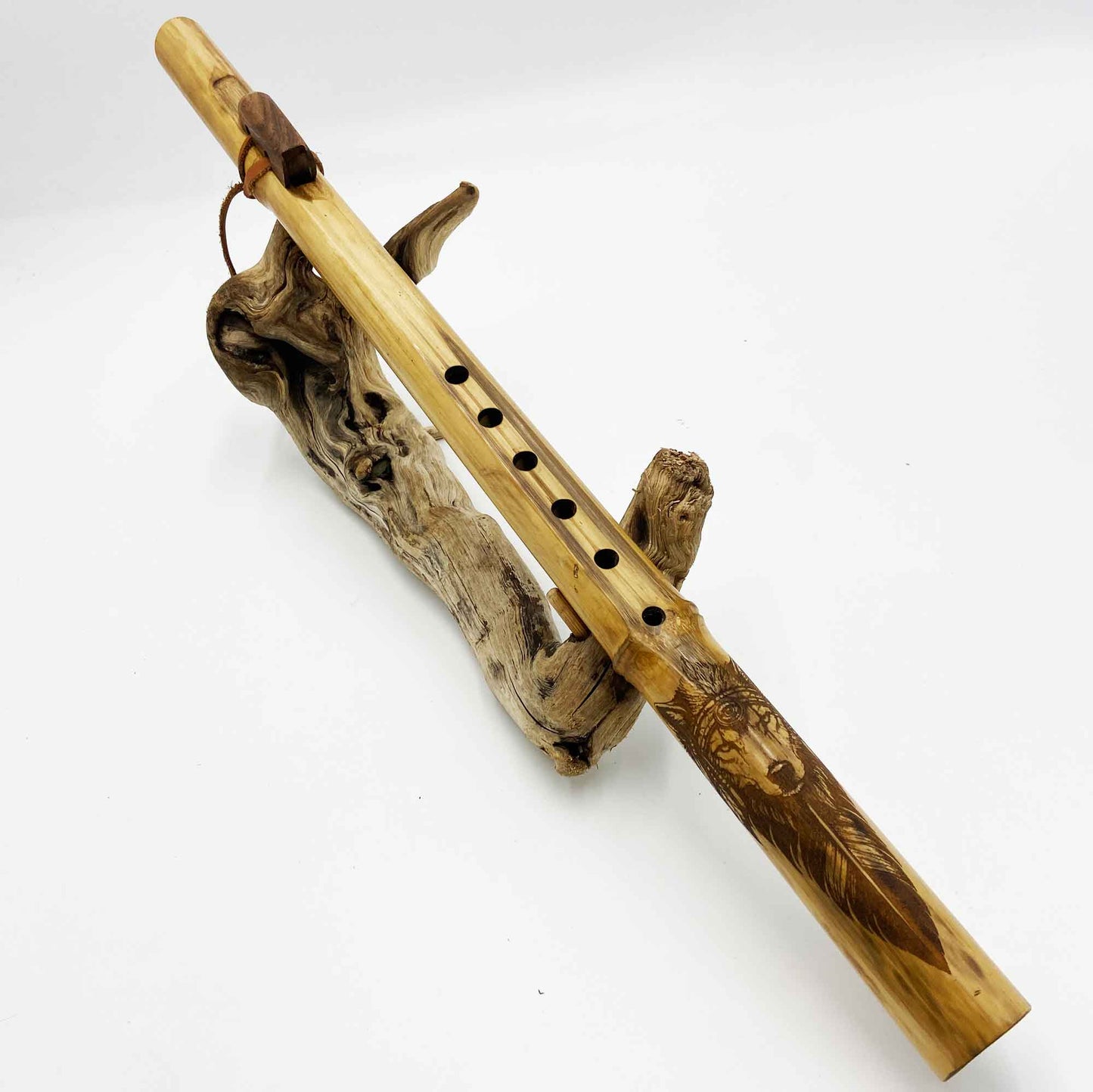 Flûte amérindienne en bambou gravée d’un loup, Fa 432Hz, avec totem en noyer