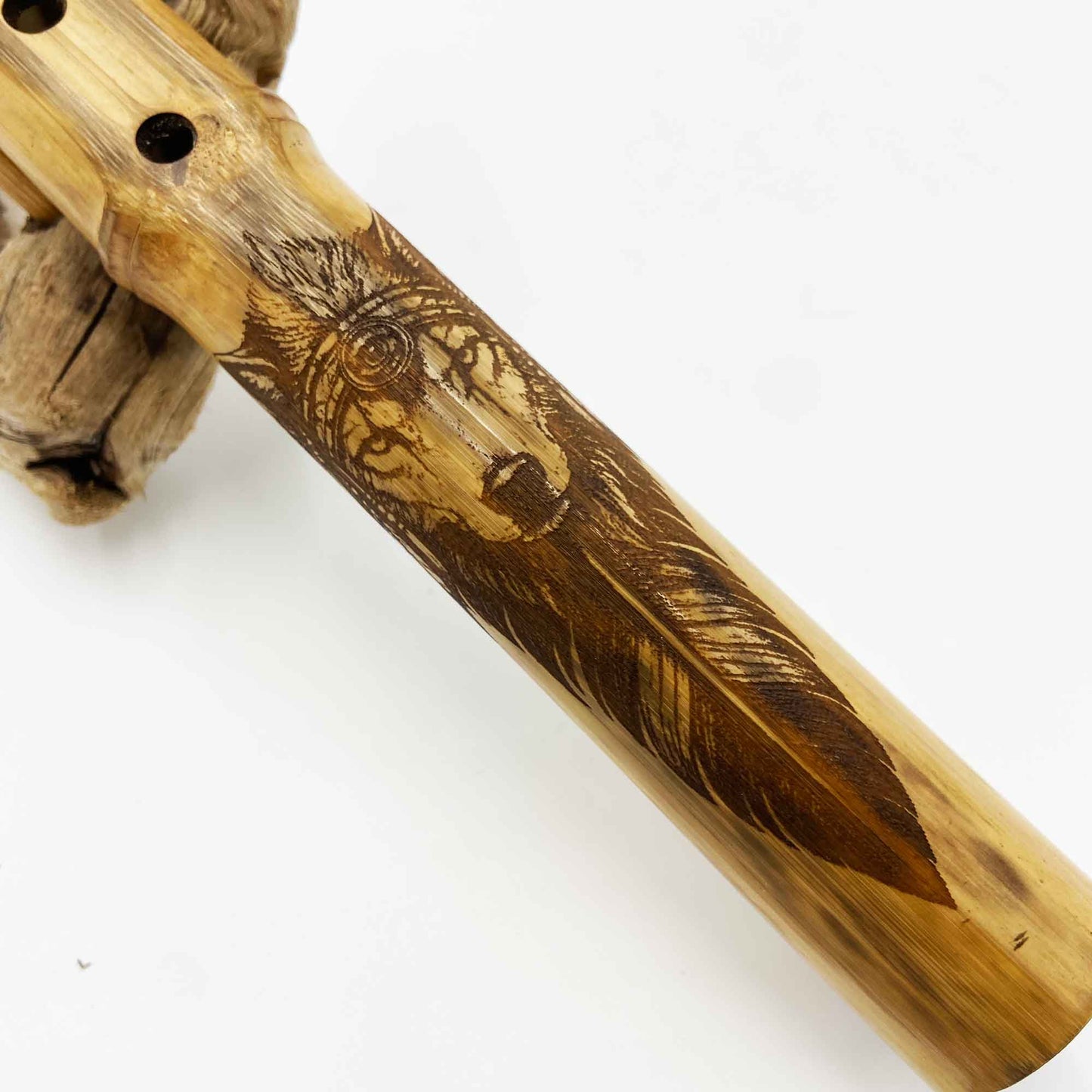Flûte amérindienne en bambou gravée d’un loup, Fa 432Hz, avec totem en noyer