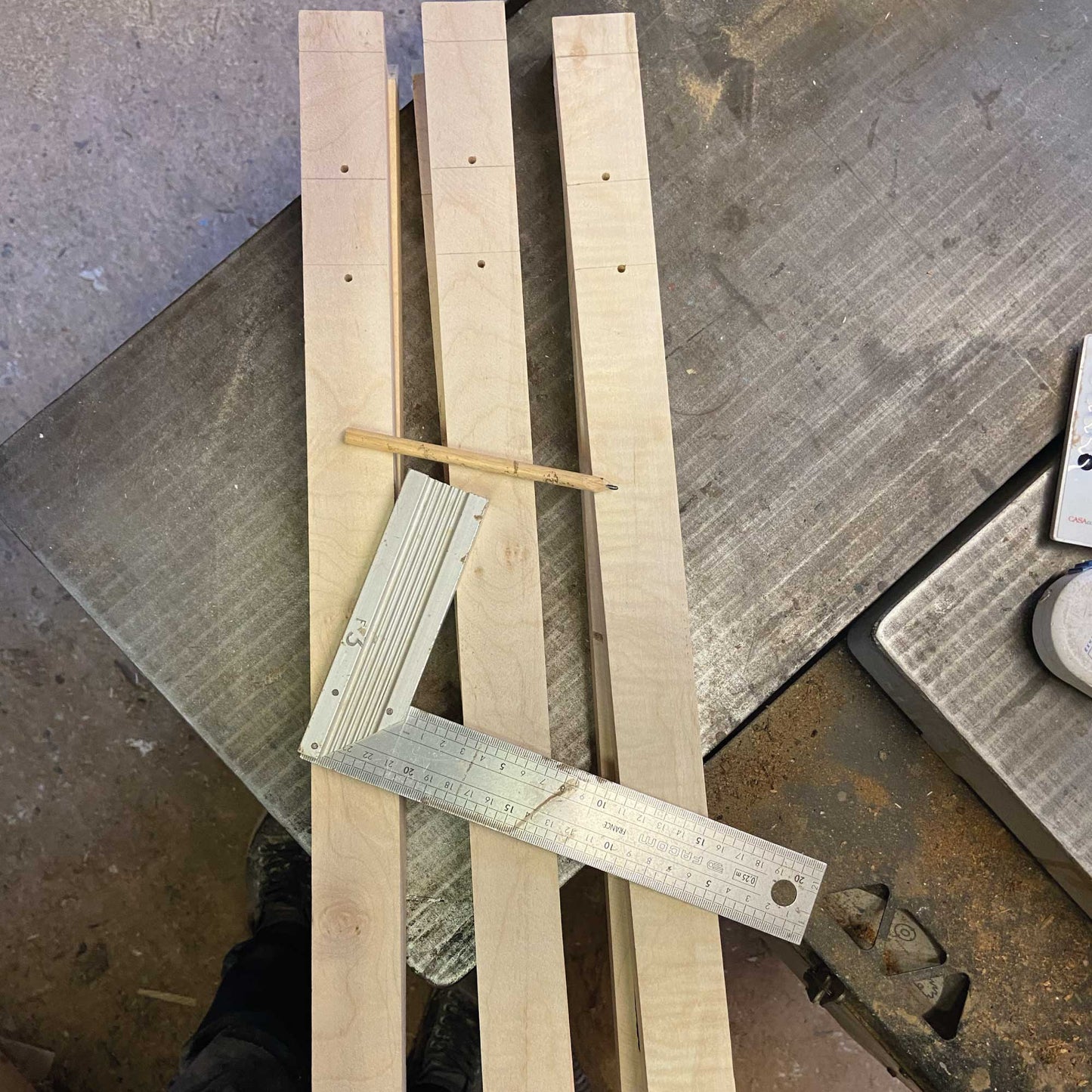 construction de flute amérindienne en bois