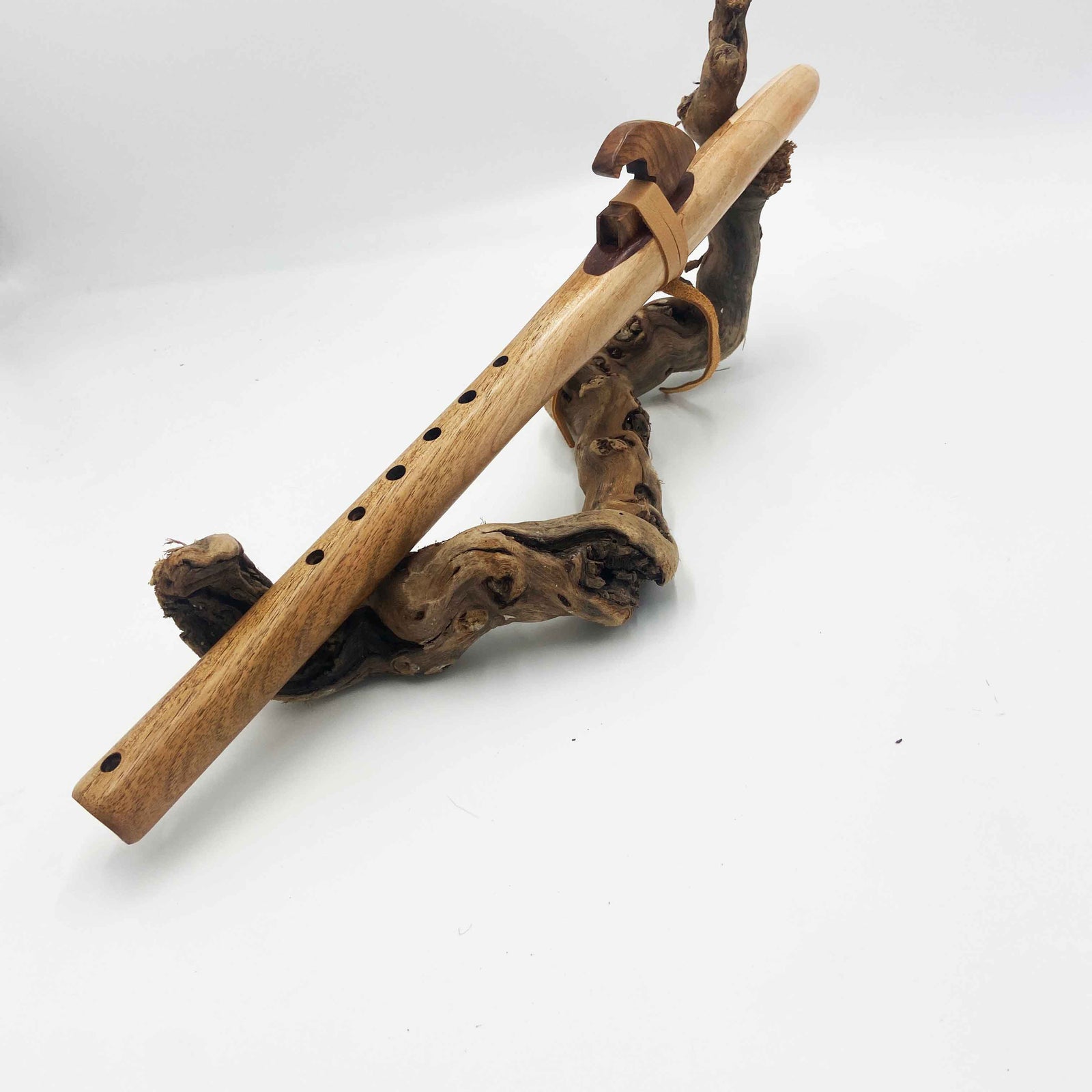 Flûte méditative en noyer et érable, totem aigle — Leza Art