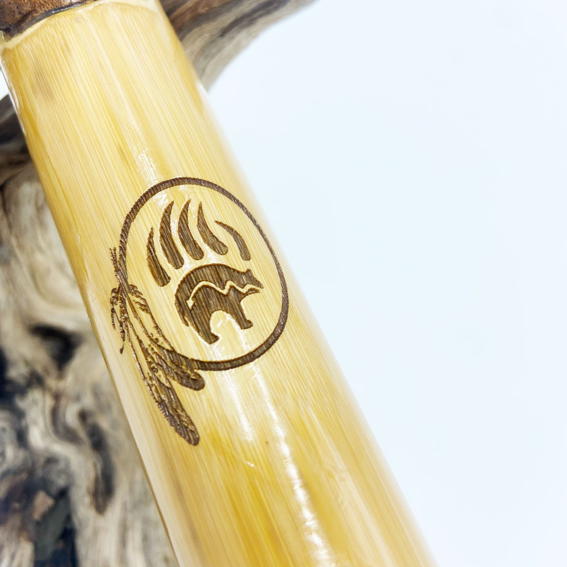 Flûte Native Américaine F# 432Hz en Bambou – Gravure Ours et Plumes