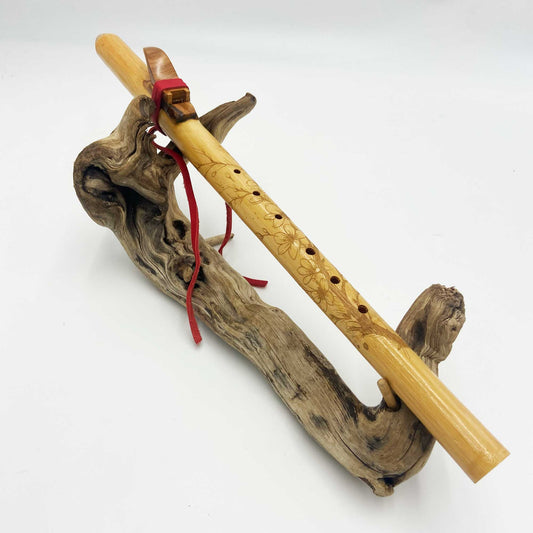 Flûte amérindienne en bambou gravée de fleurs de cerisier, avec totem en bois d’olivier et lacet rouge, accordée en La 432Hz.
