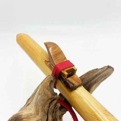 Flûte amérindienne en bambou gravée de fleurs de cerisier, avec totem en bois d’olivier et lacet rouge, accordée en La 432Hz.
