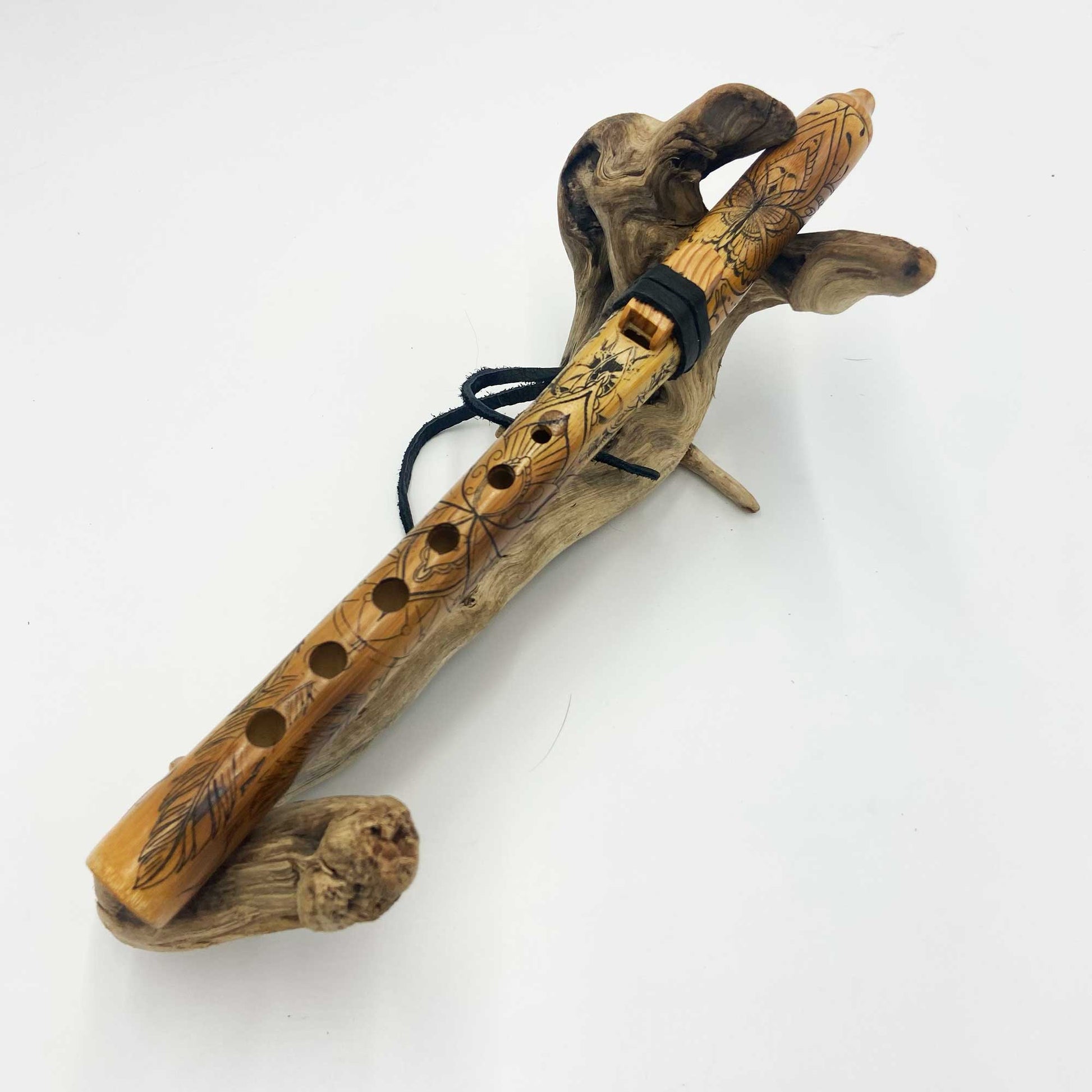 Flûte amérindienne en bambou Mi 432Hz gravée d’un attrape-rêve, papillon et lotus, avec totem en noyer et lacet cuir noir.
