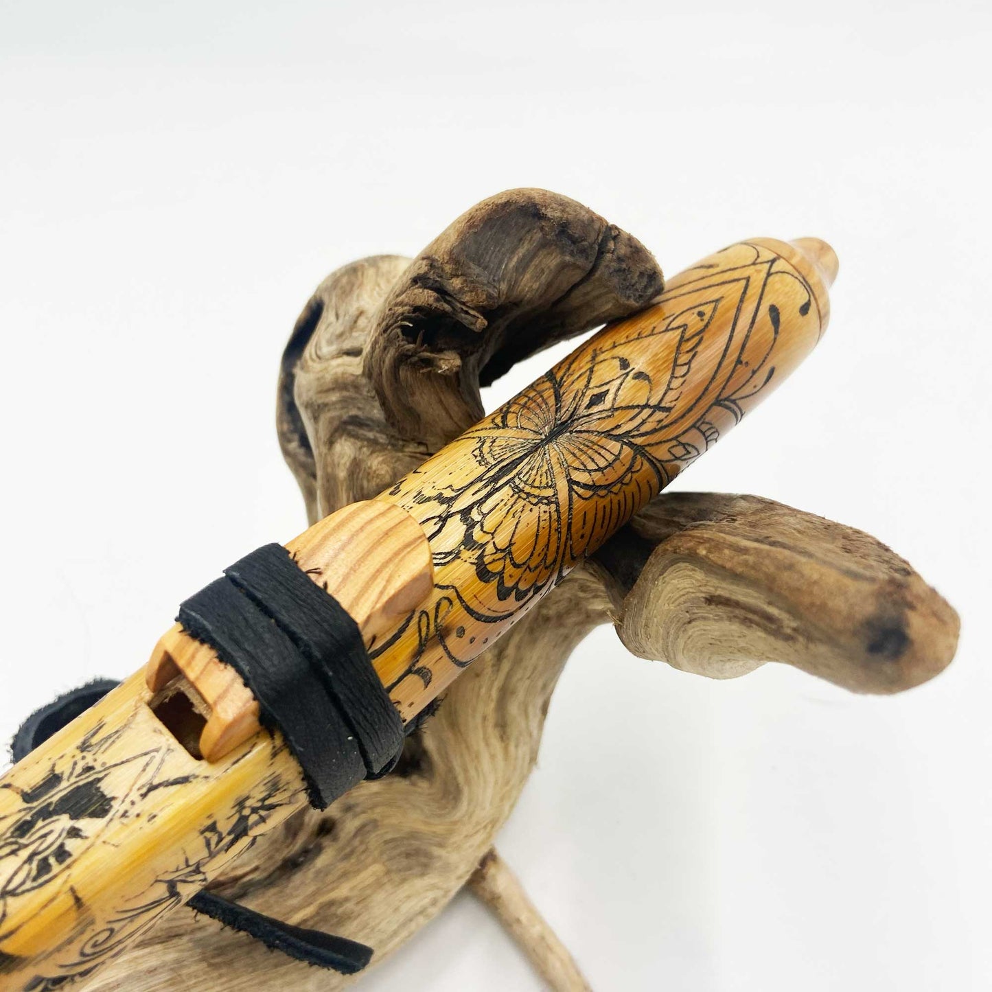 Flûte amérindienne en bambou Mi 432Hz gravée d’un attrape-rêve, papillon et lotus, avec totem en noyer et lacet cuir noir.