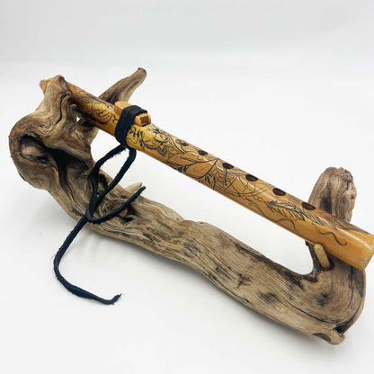 Flûte amérindienne en bambou Mi 432Hz gravée d’un attrape-rêve, papillon et lotus, avec totem en noyer et lacet cuir noir.