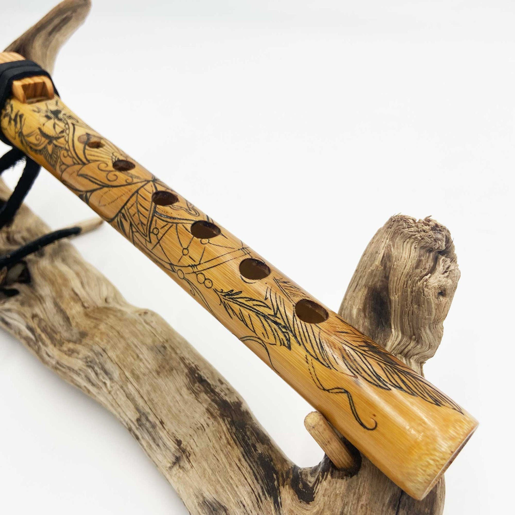 Flûte amérindienne en bambou Mi 432Hz gravée d’un attrape-rêve, papillon et lotus, avec totem en noyer et lacet cuir noir.