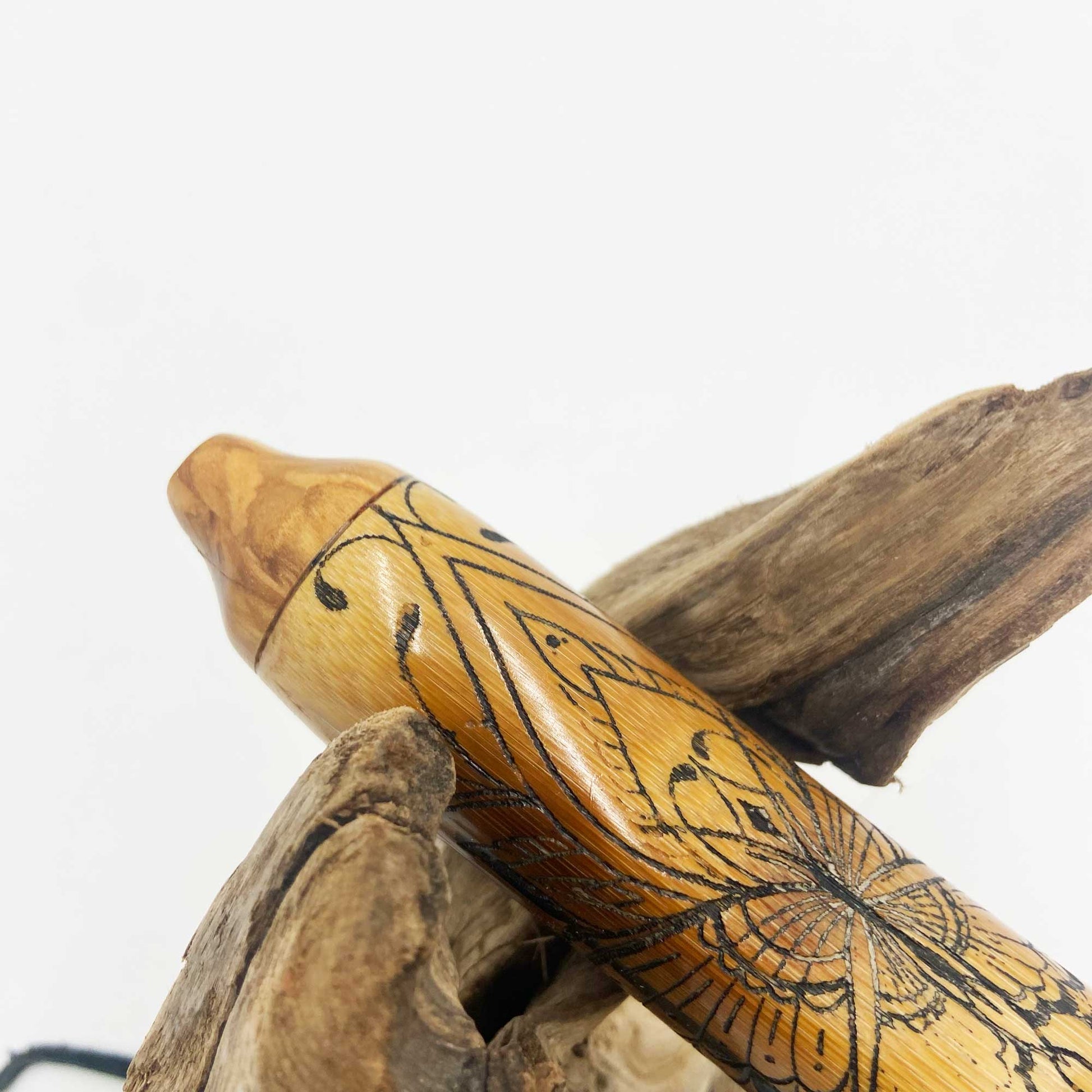 Flûte amérindienne en bambou Mi 432Hz gravée d’un attrape-rêve, papillon et lotus, avec totem en noyer et lacet cuir noir.