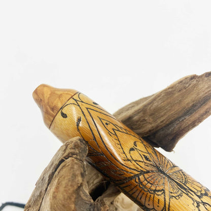 Flûte amérindienne en bambou Mi 432Hz gravée d’un attrape-rêve, papillon et lotus, avec totem en noyer et lacet cuir noir.