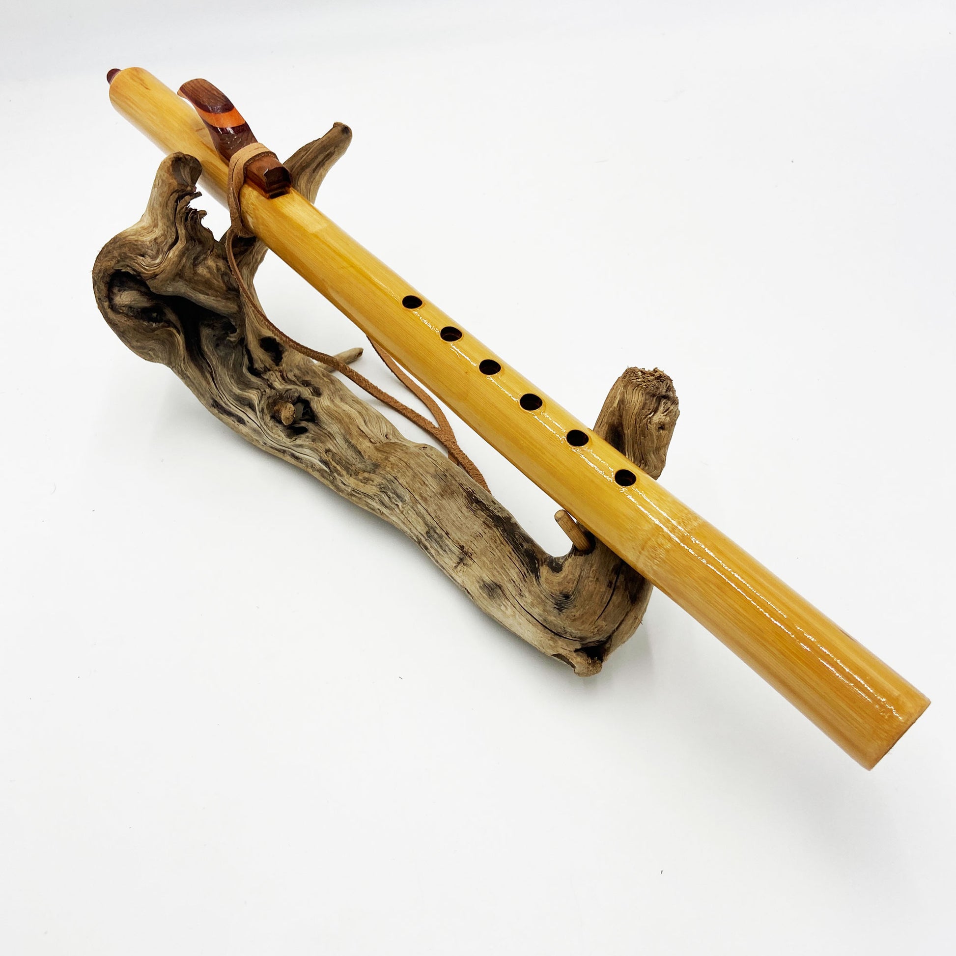 Flûte amérindienne professionnelle en bambou brillant (Shellawax), accordée en Sol 432Hz. Focus sur le totem sculpté en padouk et l'embouchure ergonomique. Instrument de concert.