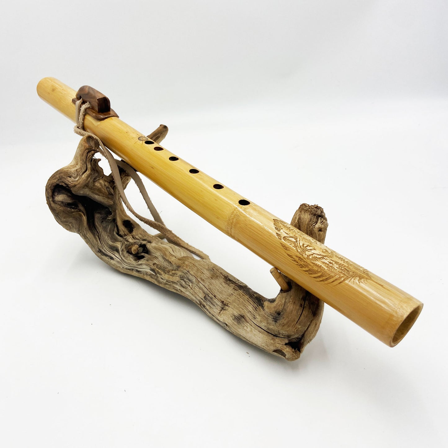 Flûte Amérindienne en Bambou – Fa# (F#) 432Hz – Gravure Loup & Totem en Noyer
