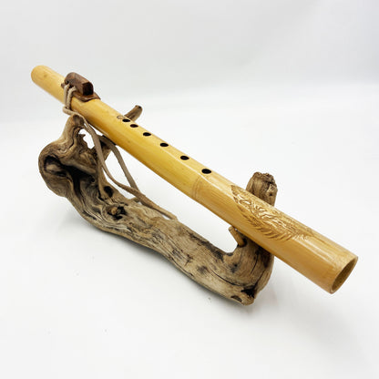 Flûte Amérindienne en Bambou – Fa# (F#) 432Hz – Gravure Loup & Totem en Noyer