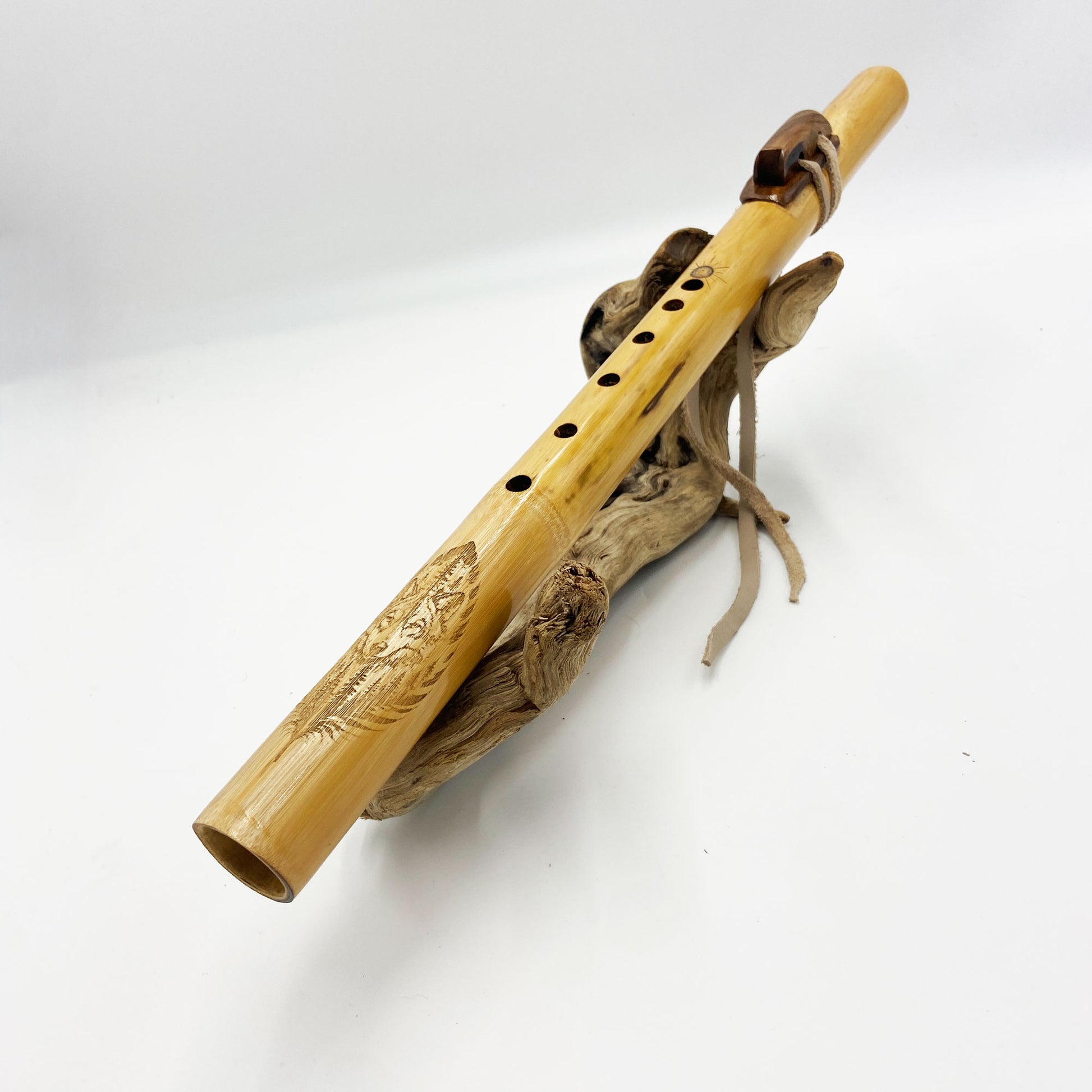 Flûte Amérindienne en Bambou – Fa# (F#) 432Hz – Gravure Loup & Totem en Noyer