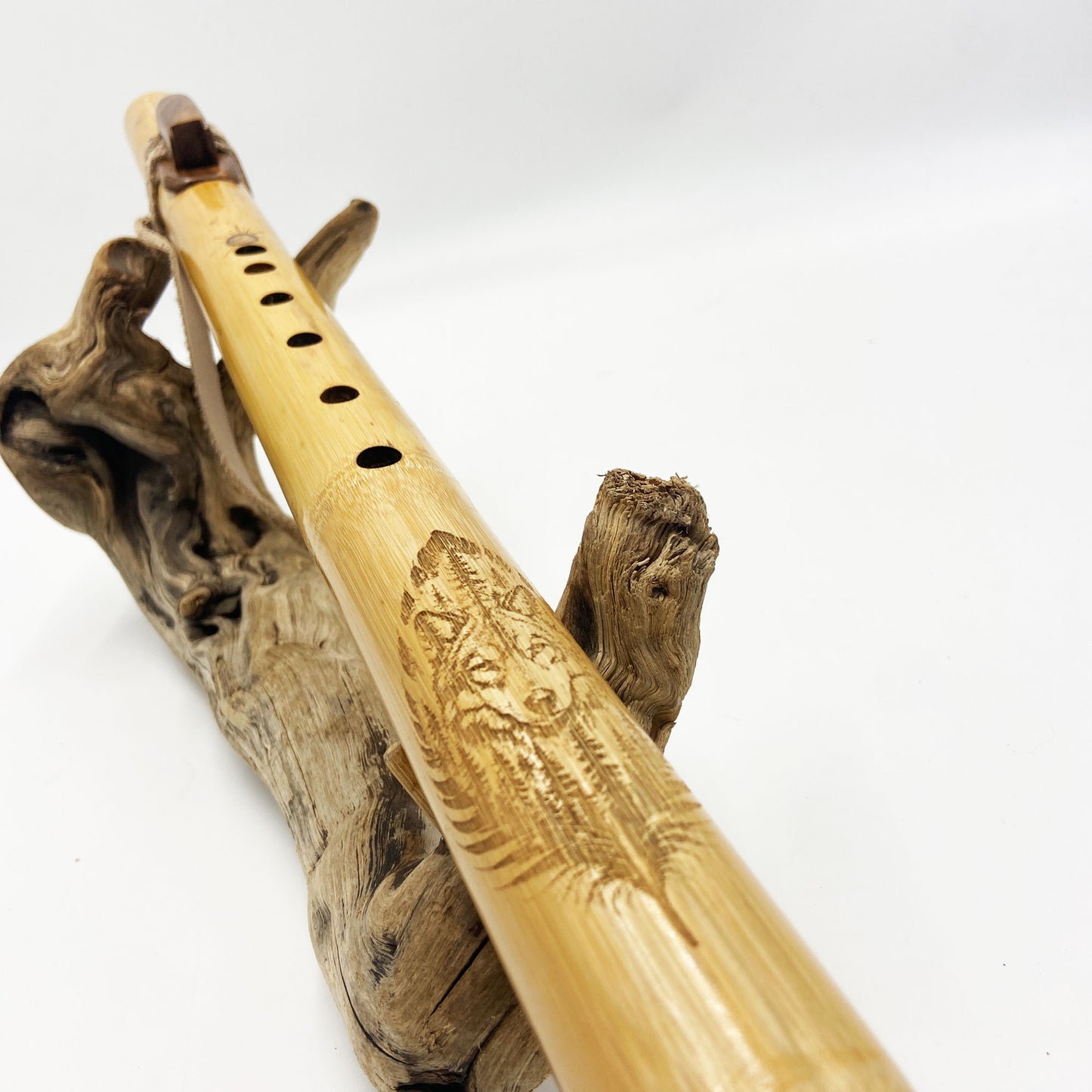 Flûte Amérindienne en Bambou – Fa# (F#) 432Hz – Gravure Loup & Totem en Noyer