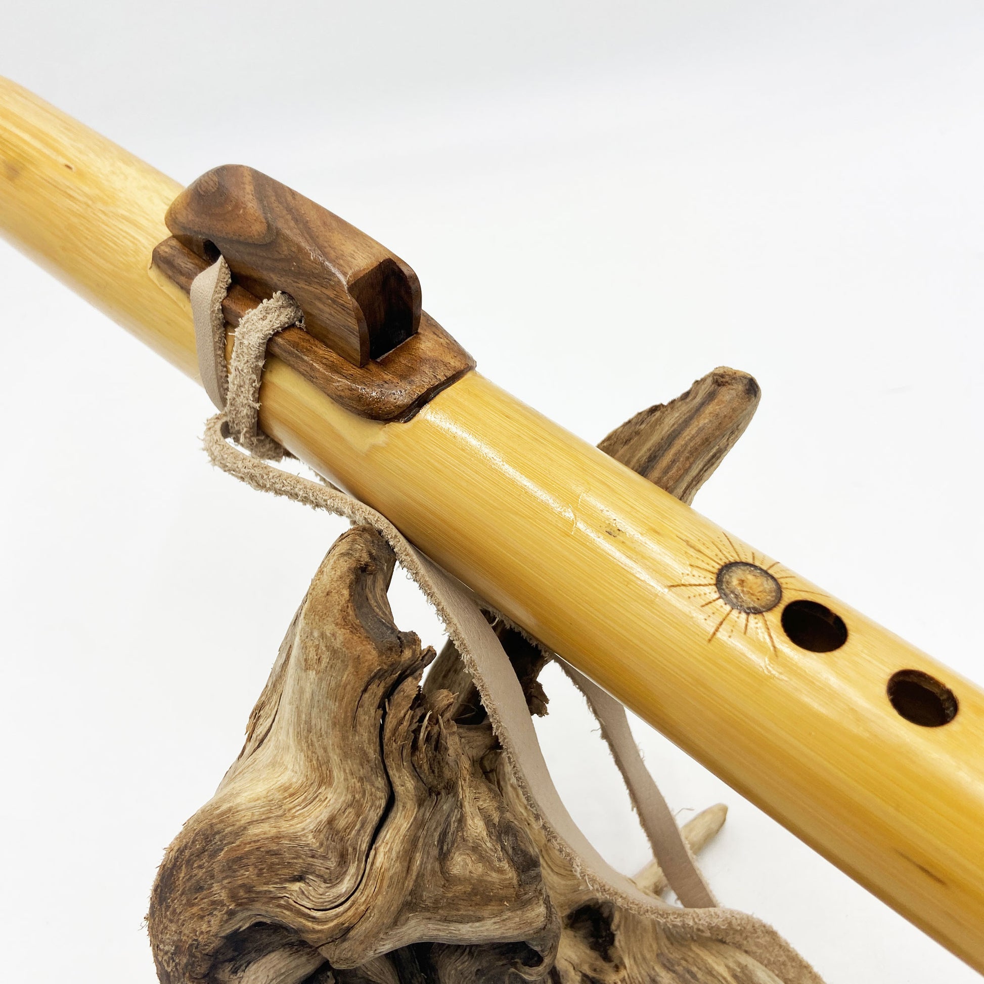 Flûte Amérindienne en Bambou – Fa# (F#) 432Hz – Gravure Loup & Totem en Noyer