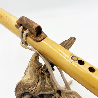 Flûte Amérindienne en Bambou – Fa# (F#) 432Hz – Gravure Loup & Totem en Noyer