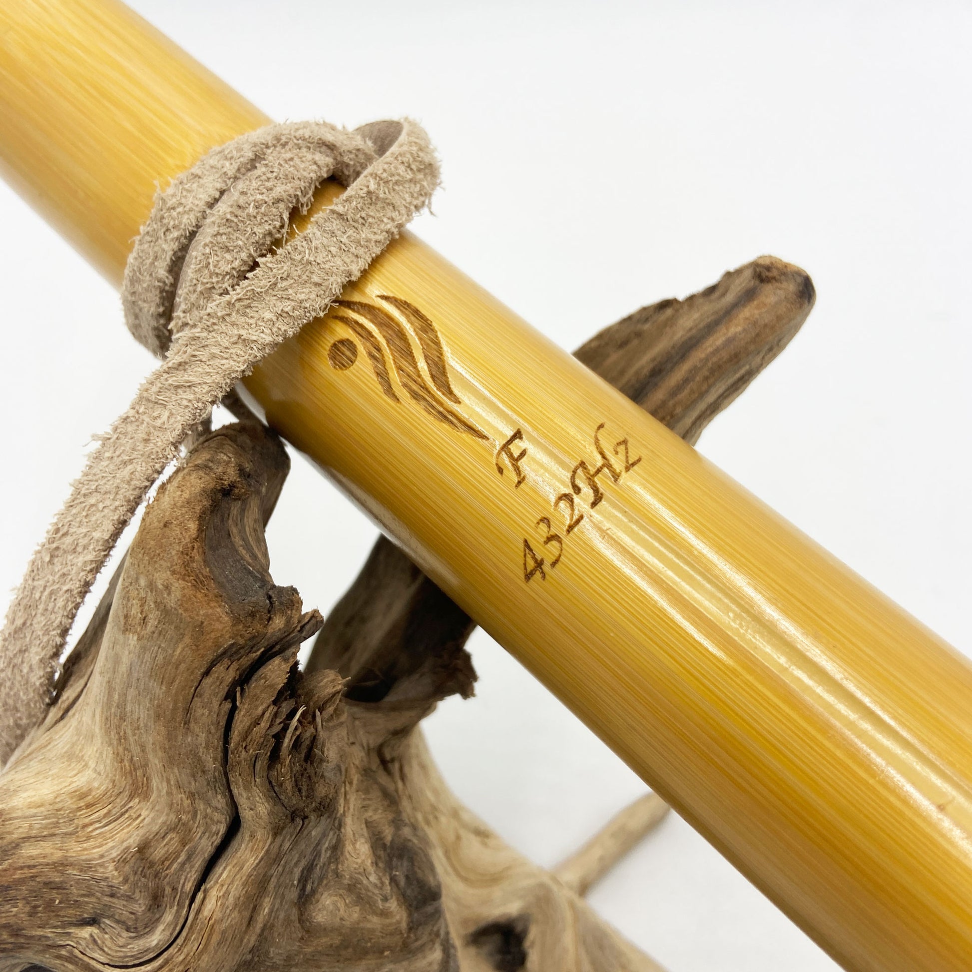 Flûte Amérindienne en Bambou – Fa# (F#) 432Hz – Gravure Loup & Totem en Noyer