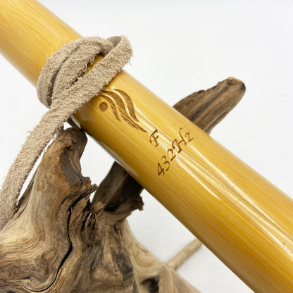 Flûte Amérindienne en Bambou – Fa# (F#) 432Hz – Gravure Loup & Totem en Noyer