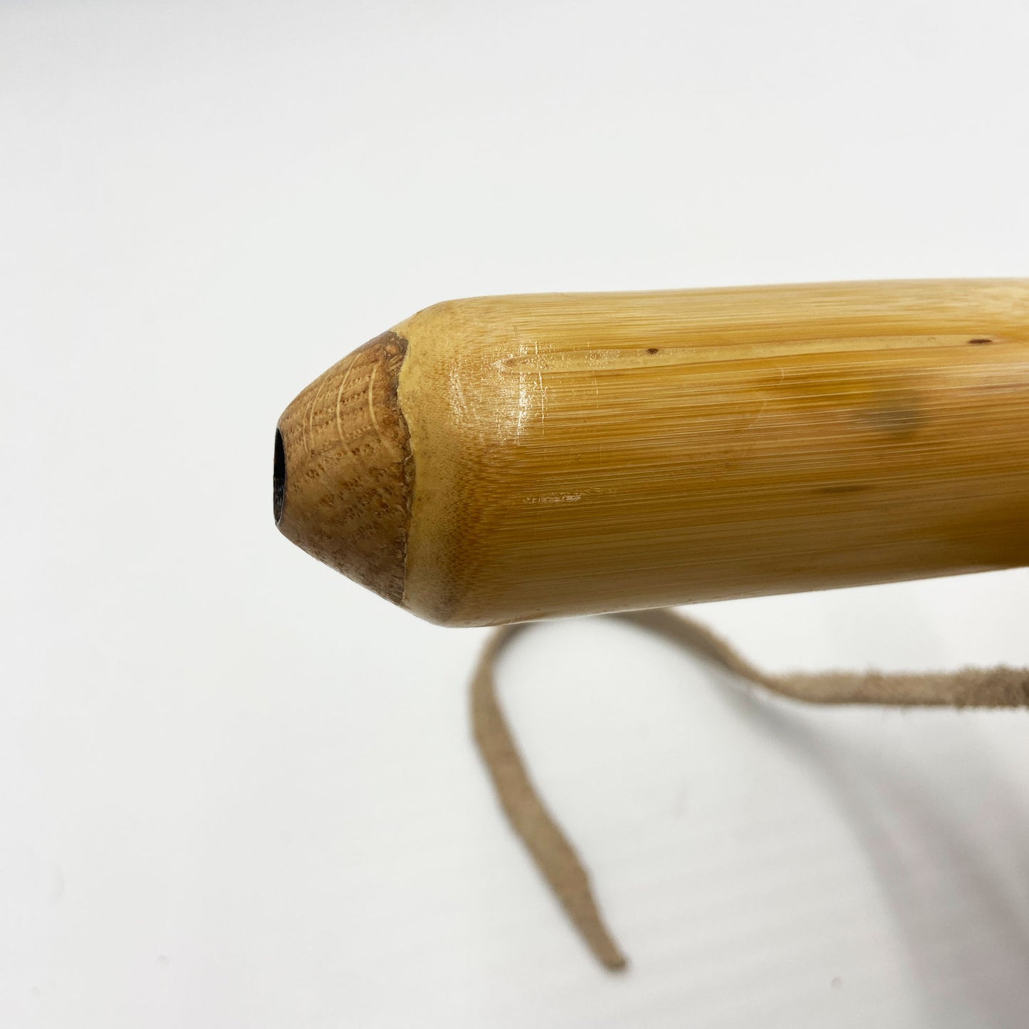 Flûte Amérindienne en Bambou – Fa# (F#) 432Hz – Gravure Loup & Totem en Noyer