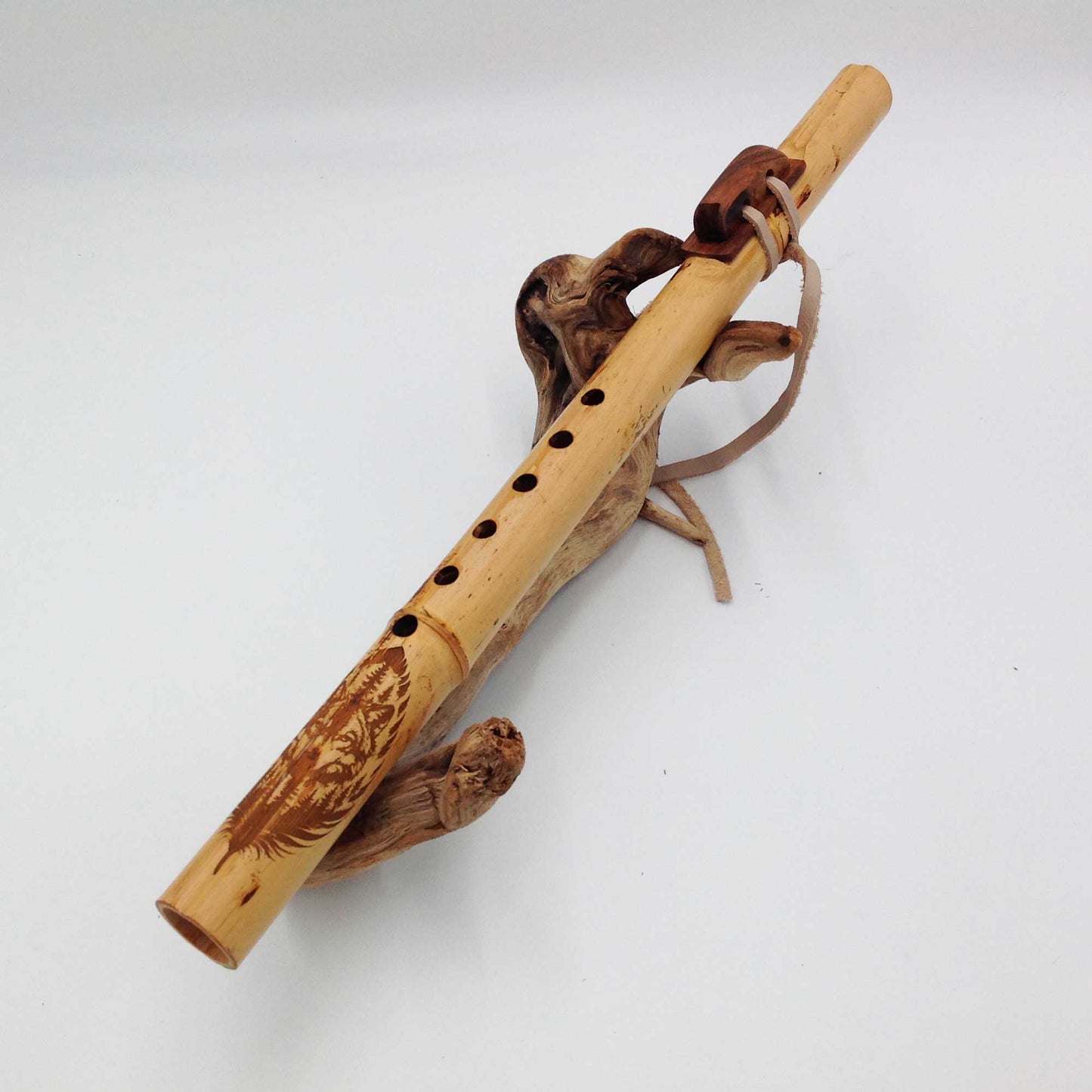 Flûte Amérindienne en Bambou – Fa# (F#) 432Hz – Gravure Loup & Totem en Noyer