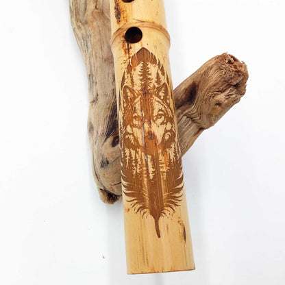 Flûte Amérindienne en Bambou – Fa# (F#) 432Hz – Gravure Loup & Totem en Noyer