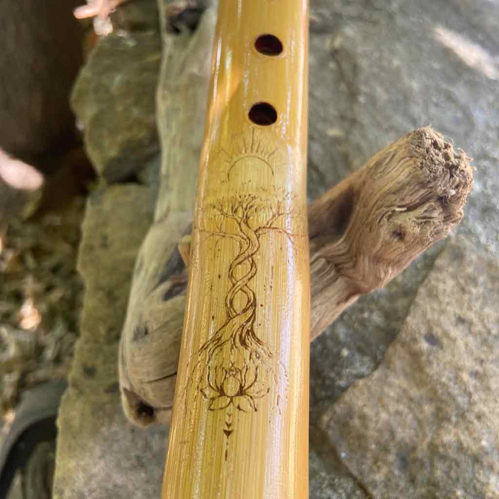 Flûte Amérindienne Artisanale en Bambou - Sol (G) 432Hz - Totem Padouk & Cèdre