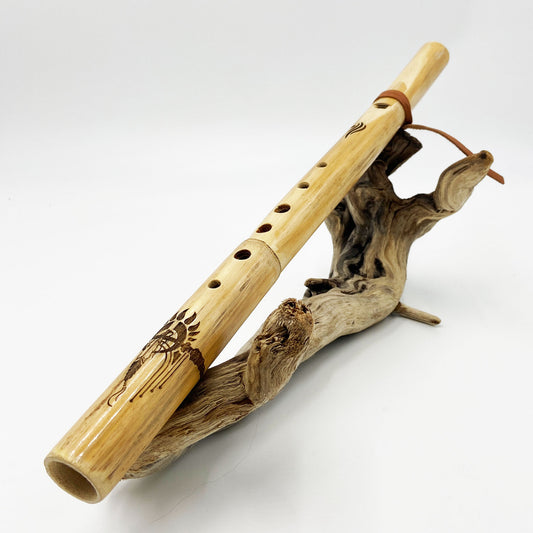 Flûte Amérindienne en Canne de Provence – La# (A#) 432Hz – Gravure Plume