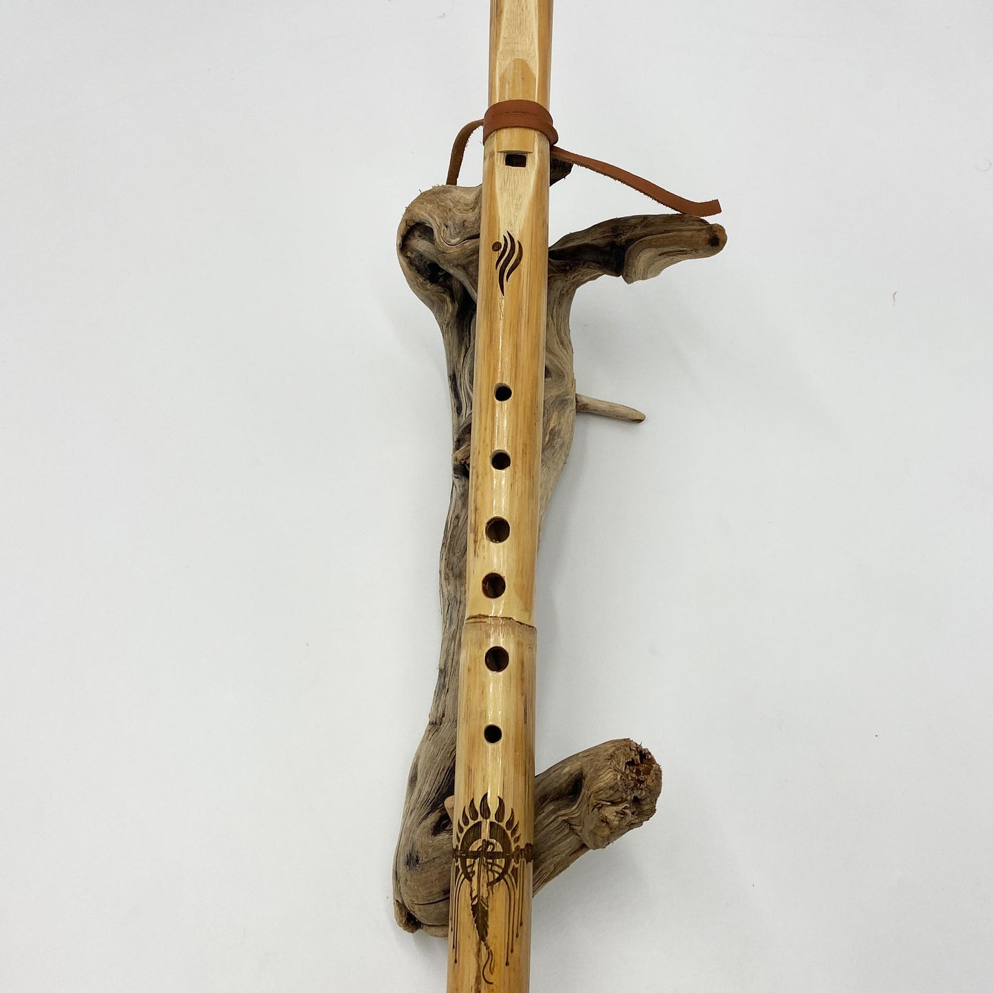 Flöte der amerikanischen Ureinwohner in Provence Cane – gestimmt in A# (A#) bei 432 Hz