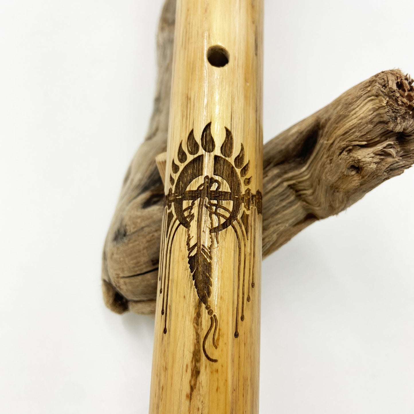 Flöte der amerikanischen Ureinwohner in Provence Cane – gestimmt in A# (A#) bei 432 Hz