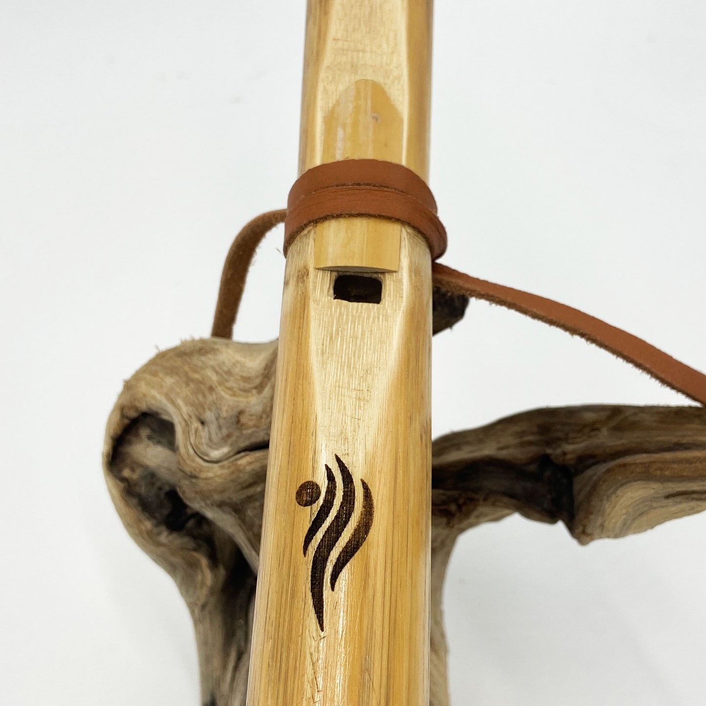 Flöte der amerikanischen Ureinwohner in Provence Cane – gestimmt in A# (A#) bei 432 Hz