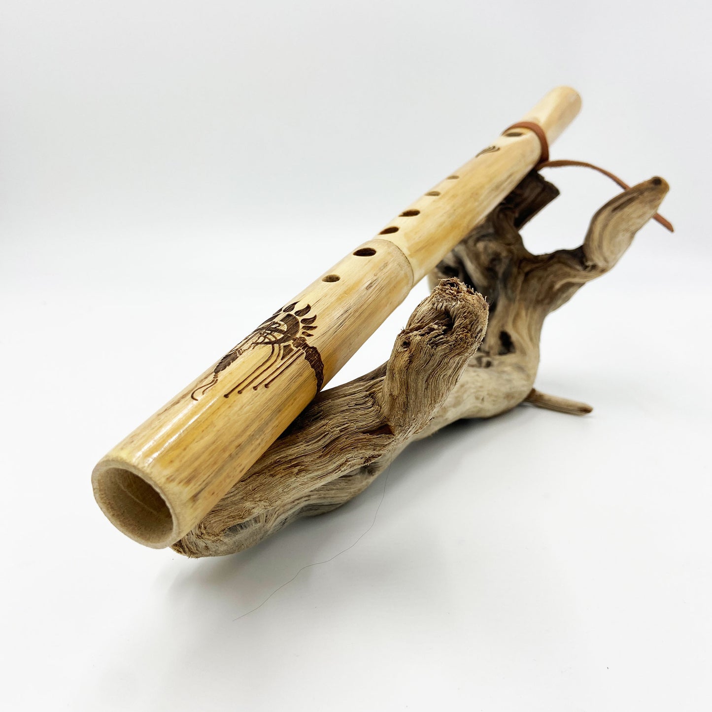 Flöte der amerikanischen Ureinwohner in Provence Cane – gestimmt in A# (A#) bei 432 Hz