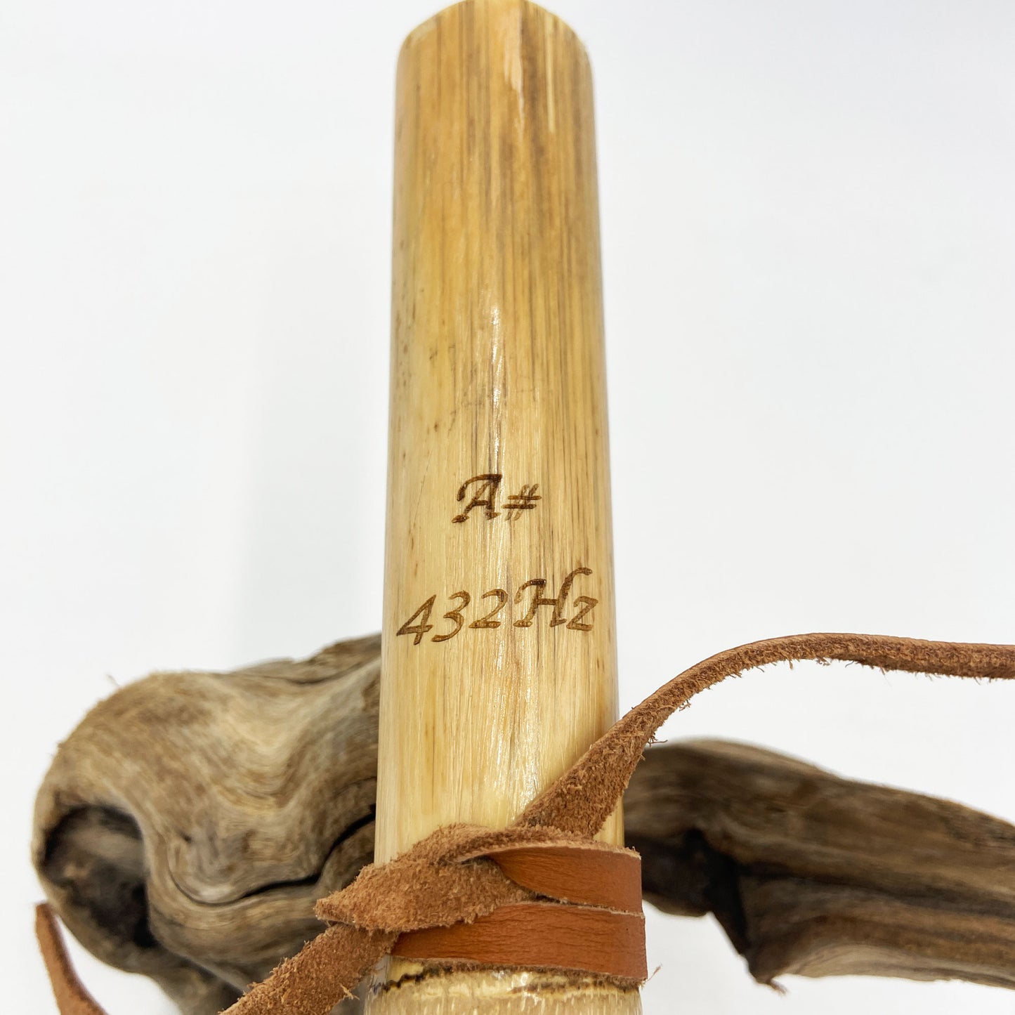 Flöte der amerikanischen Ureinwohner in Provence Cane – gestimmt in A# (A#) bei 432 Hz