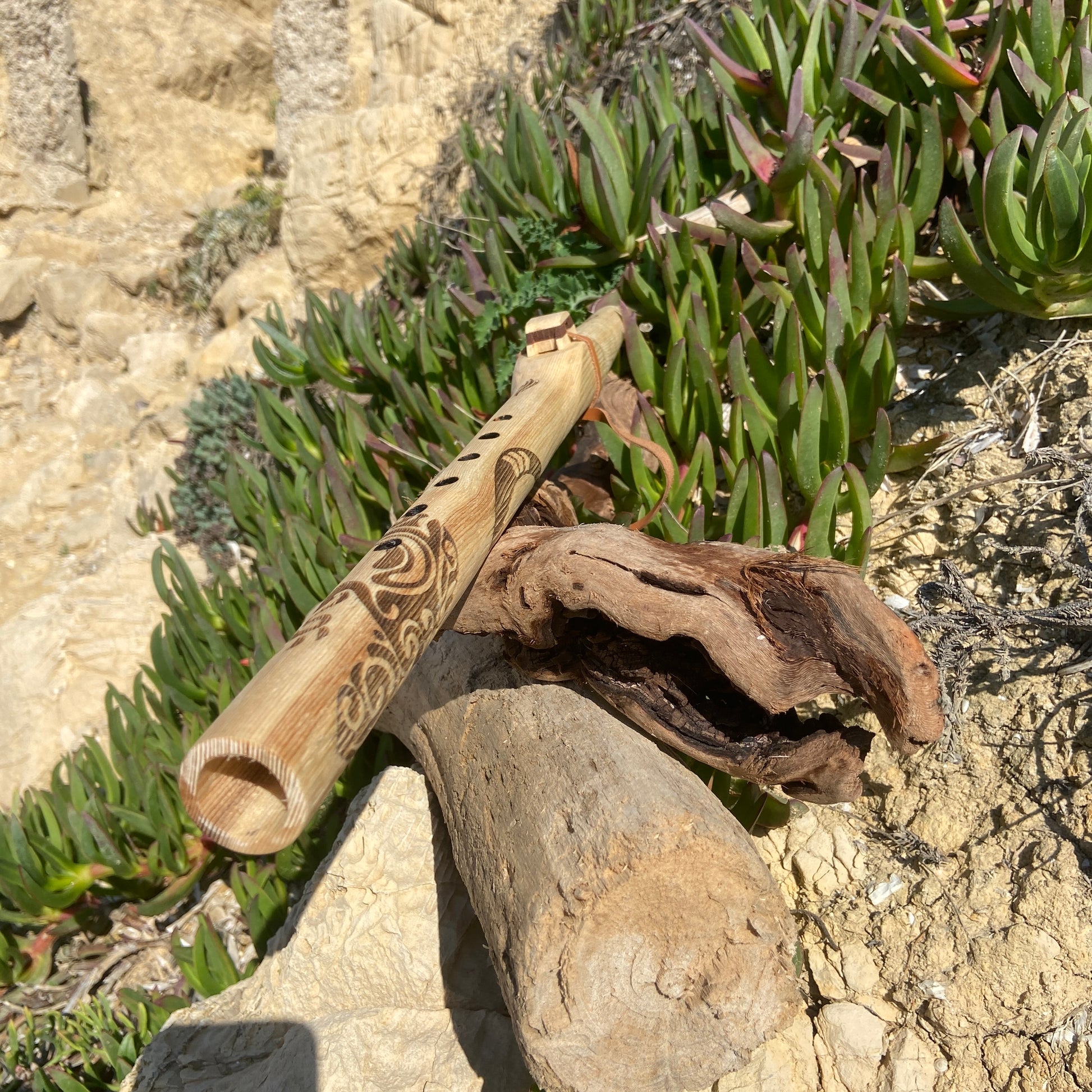 Flute amérindienne en bois avec Gecko