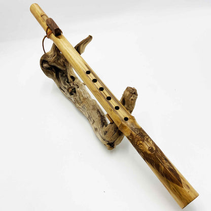 Flûte amérindienne en bambou gravée d’un loup, Fa 432Hz, avec totem en noyer