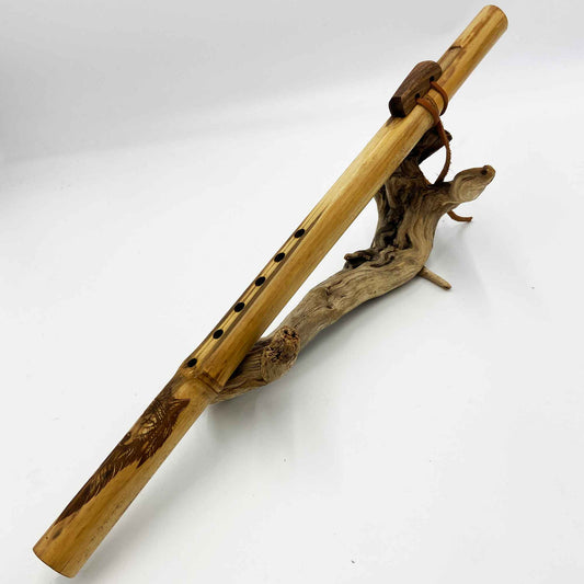 Flûte amérindienne en bambou gravée d’un loup, Fa 432Hz, avec totem en noyer